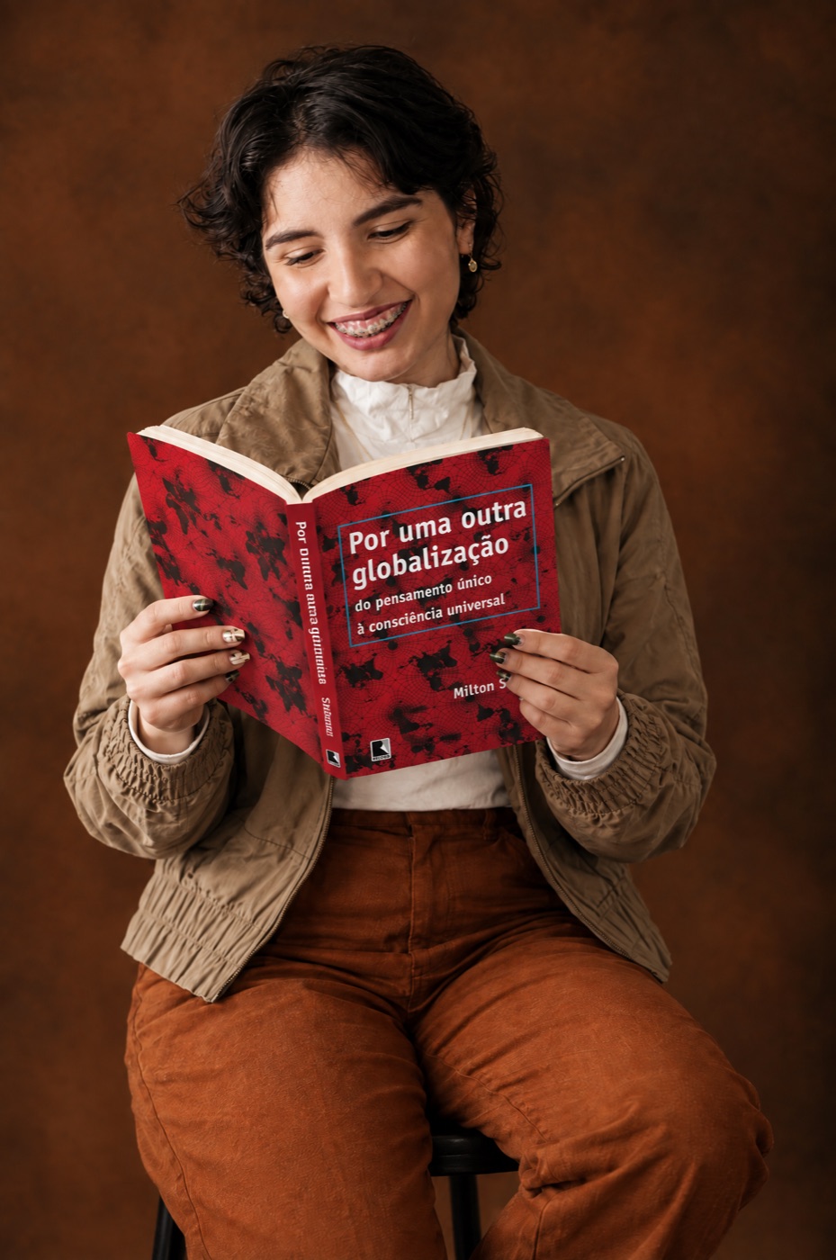 Luana lendo o livro Por uma outra globalização, de Milton Santos